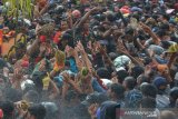 Pengunjung berebut buah durian saat pesta durian atau Kenduren di Lapangan Wonosalam, Kabupaten Jombang, Jawa Timur, Minggu (8/3/2020). Pesta buah durian tersebut merupakan ritual tahunan para petani 9 desa di Wonosalam, Jombang itu sebagai bentuk syukur atas panen yang melimpah. Antara Jatim/Syaiful Arif/zk.