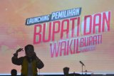 Peraih Runner up Indonesia Idol 2020, Tiara Anugrah tampil dalam peluncuran Pemilihan Bupati dan Wakil Bupati Jember di Alun-alun Jember, Jawa Timur, Sabtu (7/3/2020) malam. Komisi Pemilihan Umum (KPU) Jember menggelar peluncuran Pemilihan Bupati dan Wakil Bupati Jember 2020 yang akan digelar 23 September. Antara Jatim/Seno/zk.