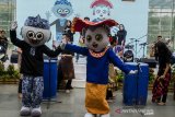 Maskot yang diadaptasi dari hewan Owa Jawa, Molo (kiri) dan Hewan Lemur, Moro (kanan) ditampilkan saat acara Launching Asia Afica Festival 2020 di Paris Van Java Mall, Bandung, Jawa Barat, Sabtu (7/3/2020). Acara tersebut untuk mengenalkan logo baru, lagu yang berjudul Harmony in Diversity Of Asia Africa serta dua maskot Molo dan Muro sebagai pembuka rangkaian Asia Africa  Festival 2020 yang akan digelar mulai Maret hingga April 2020 mendatang. ANTARA JABAR/Novrian Arbi/agr