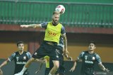 Pesepak bola asing Madura United fc (MU) yang baru Jacob Pepper  (tengah) mengikuti official training menjelang kontra Persiraja Banda Aceh di Stadion Gelora Madura Pamelingan (SGMRP) Pamekasan, Jawa Timur, Minggu (8/3/2020). Jacob Pepper yang berkebangsaan Australia itu mengisi slot pemain asing Asia yang sebelumnya diisi Brian Feriera (Iran). Antara Jatim/Saiful Bahri/zk.