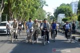 Walikota Banda Aceh, Aminullah Usman (kedua kanan) bersama komunitas Sepeda Onthel se-Sumatera keliling kota saat mengikuti Tour Wisata di Banda Aceh, Minggu (8/3/2020). Tour wisata mengujungi sejumlah objek wisata yang merupakan rangkaian kegiatan Festival Sepeda Onthel diikuti sebanyak 200 peserta itu, selain bertujuan memperkenalkan alat transportasi masa lalu kepada generasi muda juga menjadi ajang promosi wisata. Antara Aceh/Ampelsa.

