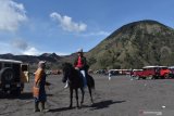 Wisatawan menikmati suasana objek wisata kawasan Gunung Bromo di Probolinggo, Jawa Timur, Sabtu (7/3/2020). Kementerian Pariwisata menargetkan 17 juta wisatawan mancanegara berkunjung ke Indonesia pada 2020. Antara Jatim/Siswowidodo/zk.