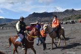 Wisatawan menikmati suasana objek wisata kawasan Gunung Bromo di Probolinggo, Jawa Timur, Sabtu (7/3/2020). Kementerian Pariwisata menargetkan 17 juta wisatawan mancanegara berkunjung ke Indonesia pada 2020. Antara Jatim/Siswowidodo/zk.