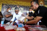 Dirresnarkoba Polda Kalsel Kombes Pol Iwan Eka Putra (dua kiri) mengambil barang bukti narkotika jenis sabu dan ekstasi saat rilis hasil operasi Antik Intan 2020 di Mapolda Kalsel, Banjarmasin, Kalimantan Selatan, Senin (9/3/2020). Terhitung dari tanggal 21 Februari hingga 5 Maret 2020 jajaran Polda Kalimantan Selatan berhasil mengungkap 298 kasus kejahatan peredaran gelap dan penyalahgunaan narkoba dan menangkap 370 pelaku kejahatan serta mengamankan barang bukti sabu seberat 7.413,36 gram dan 14.083 obat-obatan terlarang. Foto Antaranews Kalsel/Bayu Pratama S.