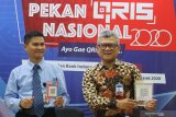 Kepala Perwakilan Bank Indonesia (BI) Kediri Sofwan Kurnia (kanan) bersama Kepala Tim Sistem Pembayaran Pengelolaan Uang Rupiah dan Layanan Administrasi Nasrullah (kiri) memperlihatkan contoh Quick Response Code Indonesian Standart (QRIS) saat rilis menjelang Pekan QRIS Nasional di Kota Kediri, Jawa Timur, Senin (9/3/2020). Bank Indonesia akan menyelenggarakan Pekan QRIS Nasional serentak pada 10-15 Maret 2020 guna mensosialisasikan penggunaan QRIS kepada masyarakat. Antara Jatim/Prasetia Fauzani/zk