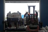 Pekerja melakukan aktivitas bongkar muat di gudang penyimpanan stok gula pasir milik PT. Rejoso Manis Indo (RMI) di Blitar, Jawa Timur, Senin (9/3/2020). Pusat Informasi Harga Pangan Strategis (PIHPS) Nasional menyatakan, harga gula secara nasional berangsur naik hingga mencapai Rp.16.550 per kilogram pada Jumat (6/3/2020) kemarin, dari harga acuan yang ditetapkan oleh pemerintah sebesar Rp 12.500 per kilogram. Antara Jatim/Irfan Anshori/zk