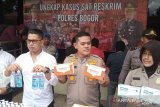 Polisi mengungkap tempat pembuatan masker ilegal di Pakansari Bogor