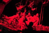 Para pelakon Teater Art in Revolt (AiR) mementaskan naskah 