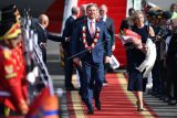 Raja Belanda Willem Alexander (kiri) dan Ratu Maxima Zorreguieta Cerruti tiba di Bandara Halim Perdanakusuma, Jakarta Timur, Senin (9/3/2020). Kunjungan kenegaraan Raja dan Ratu Belanda ke Indonesia tersebut untuk peningkatan kerja sama bilateral di bidang ekonomi dan peningkatan sumber daya manusia. ANTARA FOTO/Sigid Kurniawan/nym.