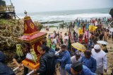 Umat Hindu berjalan menuju Pura Segara Wukir usai melakukan upacara Melasti di Pantai Ngobaran, Saptosari, Gunungkidul, DI Yogyakarta, Senin (9/3/2020). Upacara Melasti yang diikuti ribuan umat Hindu tersebut bertujuan untuk mensucikan diri dalam menyambut perayaan Hari Raya Nyepi tahun baru Saka 1942. ANTARA FOTO/Hendra Nurdiyansyah/nym