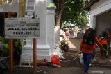 Petugas Dinas Kebersihan Dan Ruang Terbuka Hijau (DKRTH) Kota Surabaya melakukan perbaikan-perbaikan Makam Belanda Peneleh, Surabaya, Jawa Timur, Selasa (10/3/2020). Pemkot Surabaya melakukan perbaikan-perbaikan seperti pengecatan, pemasangan 'paving block'  maupun pemasangan lampu penerangan di makam tua tersebut yang rencananya akan dijadikan kawasan 'heritage'. Antara Jatim/Didik/Zk
