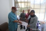 Kepala Perum LKBN Antara Biro Kalsel Nurul Aulia Badar (kiri) menyerahkan kalender Antara 2020 yang diterima oleh Pemimpin redaksi SKH Kalimantan Post Sunarti (kanan) di kantor SKH Kalimantan Post, Banjarmasin, Kalimantan Selatan, Selasa (10/3/2020). Foto Antaranews Kalsel/Bayu Pratama S.