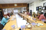 Kepala Perum LKBN Antara Biro Kalsel Nurul Aulia Badar (kiri) berbincang bersama Pemimpin Redaksi Banjarmasin Post Musyafi (kanan) dan manajemen Banjarmasin Post di kantor Banjarmasin Post, Banjarmasin, Kalimantan Selatan, Selasa (10/3/2020). Foto Antaranews Kalsel/Bayu Pratama S.