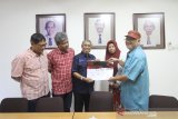 Kepala Perum LKBN Antara Biro Kalsel Nurul Aulia Badar (kanan) menyerahkan kalender Antara 2020 yang diterima oleh Pemimpin umum Banjarmasin Post Rusdi Effendi AR (tiga kiri) di kantor Banjarmasin Post, Banjarmasin, Kalimantan Selatan, Selasa (10/3/2020). Foto Antaranews Kalsel/Bayu Pratama S.