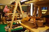 Pengunjung memilih produk kerajinan kulit di stand pameran produk kulit dan alas kaki di sebuah hotel di Kota Madiun, Jawa Timur, Senin (9/3/2020). Pameran yang diikuti 16 pelaku Usaha Menengah Kecil dan Mikro (UMKM) memajang berbagai produk kulit, antara lain sandal, jaket, sepatu, tas, sabuk dompet, wayang, cenderamata dengan harga mulai Rp20 ribu hingga Rp2 juta tersebut rencananya akan berlangsung hingga 31 Maret 2020. Antara Jatim/Siswowidodo/zk.