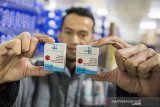 Petugas menunjukan vaksin influenza di ruang penyimpanan vaksin di Bio Farma, Bandung, Jawa Barat, Selasa (10/3/2020). Bio Farma memastikan stok vaksin untuk menjaga daya tahan tubuh dari ancaman virus influenza di tengah ancaman penyebaran virus corona jenis baru (Covid-19) dalam keadaan mencukupi. ANTARA JABAR/M Agung Rajasa/agr