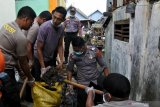 Polres Sikka kerahkan personel bersihkan sampah dan berantas sarang nyamuk