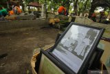 Petugas Dinas Kebersihan Dan Ruang Terbuka Hijau (DKRTH) Kota Surabaya mengecat makam di Makam Belanda Peneleh, Surabaya, Jawa Timur, Selasa (10/3/2020). Pemkot Surabaya melakukan perbaikan-perbaikan seperti pengecatan, pemasangan 'paving block'  maupun pemasangan lampu penerangan di makam tua tersebut yang rencananya akan dijadikan kawasan 'heritage'. Antara Jatim/Didik/Zk