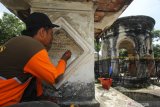 Petugas Dinas Kebersihan Dan Ruang Terbuka Hijau (DKRTH) Kota Surabaya mengecat makam di Makam Belanda Peneleh, Surabaya, Jawa Timur, Selasa (10/3/2020). Pemkot Surabaya melakukan perbaikan-perbaikan seperti pengecatan, pemasangan 'paving block'  maupun pemasangan lampu penerangan di makam tua tersebut yang rencananya akan dijadikan kawasan 'heritage'. Antara Jatim/Didik/Zk