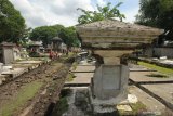 Petugas Dinas Kebersihan Dan Ruang Terbuka Hijau (DKRTH) Kota Surabaya memasang 'paving block'  di Makam Belanda Peneleh, Surabaya, Jawa Timur, Selasa (10/3/2020). Pemkot Surabaya melakukan perbaikan-perbaikan seperti pengecatan, pemasangan 'paving block'  maupun pemasangan lampu penerangan di makam tua tersebut yang rencananya akan dijadikan kawasan 'heritage'. Antara Jatim/Didik/Zk