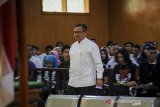 Terdakwa kasus suap proyek pembangunan Indramayu yang juga Bupati Indramayu nonaktif, Supendi berjalan menuju ruangan untuk menjalani sidang perdana dengan agenda pembacaan dakwaan di Pengadilan Tipikor, Bandung, Jawa Barat, Senin (9/3/2020). Dalam sidang tersebut, Supendi di dakwa menerima uang hingga Rp 3,9 miliar lebih dari sejumlah pengusaha untuk mengatur proyek pembangunan di Kabupaten Indramayu. ANTARA JABAR/Raisan Al Farisi/agr