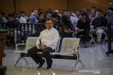 Terdakwa kasus suap proyek pembangunan Indramayu yang juga Bupati Indramayu nonaktif, Supendi menjalani sidang perdana dengan agenda pembacaan dakwaan di Pengadilan Tipikor, Bandung, Jawa Barat, Senin (9/3/2020). Dalam sidang tersebut, Supendi di dakwa menerima uang hingga Rp 3,9 miliar lebih dari sejumlah pengusaha untuk mengatur proyek pembangunan di Kabupaten Indramayu. ANTARA JABAR/Raisan Al Farisi/agr