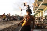 Muhammad Arsyad (80) melakukan atraksi api di kawasan Menara Pandang Banjarmasin, Kalimantan Selatan, Rabu (11/3/2020). Muhammad Arsyad atau biasa dipanggil dengan Kai Api yang merupakan mantan atlet lari tersebut telah menjalani atraksi api selama 16 tahun dengan memanfaatkan kekebalan tubuhnya terhadap api. Foto Antaranews Kalsel/Bayu Pratama S.