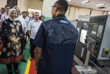 Menteri Ketenagakerjaan Ida Fauziyah berbincang dengan peserta pelatihan teknik manufaktur di Balai Latihan Kerja (BLK) di Bandung, Jawa Barat, Rabu (11/03/2020). Dalam kunjungannya Ida Fauziyah meninjau kualitas pelatihan serta fasilitas Balai Latihan Kerja khususnya dalam bidang manufaktur dan otomotif. ANTARA JABAR/M Agung Rajasa/agr