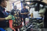 Menteri Ketenagakerjaan Ida Fauziyah (kedua kiri) berbincang dengan peserta pelatihan berbasis otomotif di Balai Latihan Kerja (BLK) di Bandung, Jawa Barat, Rabu (11/03/2020). Dalam kunjungannya Ida Fauziyah meninjau kualitas pelatihan serta fasilitas Balai Latihan Kerja khususnya dalam bidang manufaktur dan otomotif. ANTARA JABAR/M Agung Rajasa/agr