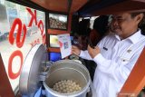 Kepala Dinas Perindustrian dan Perdagangan Nur Muhyar membeli bakso menggunakan Quick Response Code Indonesian Standart (QRIS) di pasar Pahing, Kota Kediri, Jawa Timur, Rabu (11/3/2020). Bank Indonesia memperkenalkan penggunaan QRIS di pasar tradisional untuk mempermudah transaksi yang aman dan nyaman sekaligus meningkatkan inklusi keuangan. Antara Jatim/Prasetia Fauzani/zk