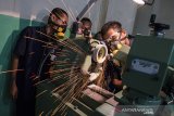 Peserta pelatihan kerja mengoperasikan mesin berbasis manufaktur di Balai Latihan Kerja (BLK) di Bandung, Jawa Barat, Rabu (11/03/2020). Dirjen Binalattas Kementerian Ketenagakerjaan Bambang Satrio Lelono mengatakan pada tahun 2020 akan melaksanakan program peningkatan kompetensi tenaga kerja dan produktivitas dengan melatih sebanyak 227.760 orang dan 381.065 orang disertifikasi dalam rangka meningkatkan kualitas tenaga kerja Indonesia. ANTARA JABAR/M Agung Rajasa/agr