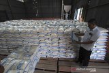Petugas memeriksa stok beras di gudang Bulog Subdrive Indramayu, Jawa Barat, Rabu (11/3/2020). Perum Bulog memastikan ketersediaan stok beras aman mencapai 1,6 juta ton yang tersimpan di 1.647 unit gudang di seluruh Indonesia. ANTARA JABAR/Dedhez Anggara/agr
