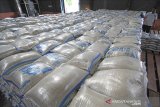 Petugas memeriksa stok beras di gudang Bulog Subdrive Indramayu, Jawa Barat, Rabu (11/3/2020). Perum Bulog memastikan ketersediaan stok beras aman mencapai 1,6 juta ton yang tersimpan di 1.647 unit gudang di seluruh Indonesia. ANTARA JABAR/Dedhez Anggara/agr