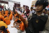 Polisi memperlihatkan sejumlah tersangka pelaku kejahatan saat rilis ungkap kasus di Polresta Kediri, Jawa Timur, Rabu (11/3/2020). Polresta Kediri berhasil mengamankan 23 tersangka dari 17 kasus selama kurun waktu Januari hingga Maret 2020 dengan kasus yang menonjol berupa peredaran pil koplo dengan barang bukti sebanyak 9314 butir pil koplo. Antara Jatim/Prasetia Fauzani/zk