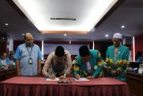 Bank Kalsel dan PT Industri Pesantren Indonesia (IPI) melakukan kerja sama yang dituangkan dalam penandatanganan kerja sama sebagai upaya pengembangan usaha pesantren dan unit usaha lainnya di Banua.
Melalui kerja sama tersebut, diharapkan Bank kalsel akan mampu mendorong dan mendukung upaya pengembangan usaha umat Islam menjadi lebih baik dan maju.
Upaya tersebut, menjadi salah satu bukti komitmen Bank Kalsel untuk mendukung peningkatan pertumbuhan ekonomi daerah, melalui berbagai program di segala bidang. Selain itu, melalui penandatanganan tersebut, sebagai upaya Bank Kalsel untuk mencapai target penyaluran KUR dari 2019 sebesar Rp300 miliar dan 2020 naik menjadi Rp500 miliar.