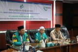 Bank Kalsel dan PT Industri Pesantren Indonesia (IPI) melakukan penandatanganan kerja sama sebagai upaya pengembangan usaha pesantren dan unit usaha lainnya di Banua.
Melalui kerja sama tersebut, diharapkan Bank kalsel akan mampu mendorong dan mendukung upaya pengembangan usaha umat Islam menjadi lebih baik dan maju.
Upaya tersebut, menjadi salah satu bukti komitmen Bank Kalsel untuk mendukung peningkatan pertumbuhan ekonomi daerah, melalui berbagai program di segala bidang. Selain itu, melalui penandatanganan tersebut, sebagai upaya Bank Kalsel untuk mencapai target penyaluran KUR dari 2019 sebesar Rp300 miliar dan 2020 naik menjadi Rp500 miliar.