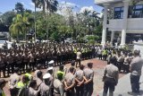 Flash - Polisi pasang kawat berduri keliling Gedung DPRD Sumbar