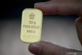 Harga emas jatuh di tengah aksi ambil untung setelah dolar AS menguat