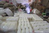 Pekerja mengkemas gula pasir ke dalam plastik di pasar baru Indramayu, Jawa Barat, Kamis (12/3/2020). Harga gula pasir di pasar tersebut mengalami kenaikan dari harga Rp14 ribu per kilogram menjadi RP17 ribu perkilogram akibat kelangkaan stok gula. ANTARA JABAR/Dedhez Anggara/agr