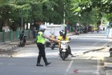 Petugas kepolisian dari satuan lalu lintas Polresta Banjarmasin melalui program Hunting Sistem Patroli menindak pengendara yang melanggar rambu lalulintas di kawasan Siring tugu 0 Km jalan Jendral Sudirman, Banjarmasin, Kalimantan Selatan, Kamis (12/3/2020). Meski rambu larangan melintas sudah ada masih banyak pengendera kendaraan bermotor melanggar rambu tersebut melalui program Hunting System Patroli Satlantans Polresta Banjarmasin melakukan penindakkan terhadap pengendara yang melanggar rambu lalu lintas di kawasan tersebut. Foto Antaranews Kalsel/Bayu Pratama S.