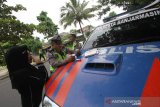 Petugas kepolisian dari satuan lalu lintas Polresta Banjarmasin melalui program Hunting Sistem Patroli menindak pengendara yang melanggar rambu lalulintas di kawasan Siring tugu 0 Km jalan Jendral Sudirman, Banjarmasin, Kalimantan Selatan, Kamis (12/3/2020). Meski rambu larangan melintas sudah ada masih banyak pengendera kendaraan bermotor melanggar rambu tersebut melalui program Hunting System Patroli Satlantans Polresta Banjarmasin melakukan penindakkan terhadap pengendara yang melanggar rambu lalu lintas di kawasan tersebut. Foto Antaranews Kalsel/Bayu Pratama S.