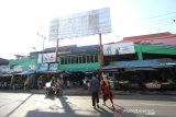 Warga menyeberang di jalan Sudimampir, Banjarmasin, Kalimantan Selatan, Kamis (12/3/2020). Pemerintah Kota Banjarmasin akan melanjutkan rencana revitalisasi (menghidupkan kembali) pasar Sudimampir Baru hingga pasar Ujung Murung pada tahun ini. Foto Antaranews Kalsel/Bayu Pratama S.