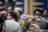 Sejumlah nasabah meraba uang rupiah saat sosialisasi Pekan Quick Response Code Indonesia Standard (QRIS) Nasional 2020 dan sosialisasi mata uang rupiah di Bandung, Jawa Barat, Kamis (12/3/2020). Sosialisasi tersebut dilakukan guna mendorong upaya penetrasi penerapan teknologi transaksi QRIS yang dimiliki Bank bjb kepada karyawan serta nasabah. ANTARA JABAR/M Agung Rajasa/agr