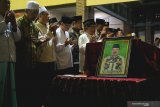 Pelayat berdoa di depan peti jenazah Kasatkornas Banser Alfa Isnaini jelang pemakaman di Tulungagung, Jawa Timur, Kamis (12/03/2020) dini hari. Kasatkorbas Banser Alfa Isnaini meninggal di Jakarta pada Rabu (11/3) di usia 49 tahun akibat serangan jantung, disemayamkan di pemakaman keluarga di Kelurahan Panggungrejo, Tulungagung. Antara Jatim/Destyan Sujarwoko/zk