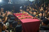 Pelayat memberi penghormatan terakhir dalam prosesi pemberangkatan jenazah Kasatkornas Banser Alfa Isnaini menuju pemakaman keluarga di Tulungagung, Jawa Timur, Kamis (12/03/2020) dini hari. Kasatkorbas Banser Alfa Isnaini meninggal di Jakarta pada Rabu (11/3) di usia 49 tahun akibat serangan jantung, disemayamkan di pemakaman keluarga di Kelurahan Panggungrejo, Tulungagung. Antara Jatim/Destyan Sujarwoko/zk