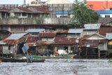 Sejumlah warga beraktivitas di bantaran sungai Martapura di kawasan pasar lima Banjarmasin, Kalimantan Selatan, Kamis (12/3/2020). Berdasarkan data Dinas Perumahan dan Kawasan Permukiman Kota Banjarmasin kawasan kumuh di kota Banjarmasin pada tahun 2019 tersisa 117 hektar dari 549 hektar sebanyak 40 persen di bantaran sungai, pada 2020 Pemko Banjarmasin lebih fokus ke pencegahan dengan anggaran yang disediakan sebesar Rp10 miliar yang diambil dari APBD serta bantuan dari pusat. Foto Antaranews Kalsel/Bayu Pratama S.