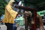 Petugas Unit Pelaksana Teknis (UPT) Metrologi Legal melakukan tera ulang timbangan milik pedagang di Pasar Tradisional Bareng, Malang, Jawa Timur, Kamis (12/3/2020). Kegiatan tera ulang gratis tersebut dilakukan di sejumlah pasar tradisional sebagai upaya memberikan perlindungan kepada konsumen dengan mengantisipasi kecurangan saat bertransaksi dengan pedagang. Antara Jatim/Ari Bowo Sucipto/zk