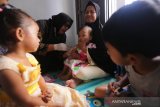 Petugas kesehatan Puskesmas Ulee Kareng memberikan imunisasi kepada bayi balita di Desa Pango Raya, Banda Aceh, Aceh, Kamis (12/3/2020). Kementerian Kesehatan  pernah mencatat 57.056 kasus terduga campak dan rubella diseluruh Indonesia dan optimis pada 2020 dapat mencapai target eliminasi campak melalui progran imunisasi. Antara Aceh/Irwansyah Putra.