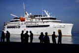 Kapal pesiar MS Coral Adventure asal Australia berlabuh di Pelabuhan Sukarno Hatta, Makassar, Sulawesi Selatan, Kamis (12/3/2020). Kapal pesiar yang membawa 78 penumpang dan kru warga negara asing (WNA) yang sebelumnya ditolak kedatangannya di kota Palopo dan Kabupaten Bulukumba tersebut kini bersandar di Pelabuhan Sukarno Hatta setelah dilakukan pemeriksaan kesehatan sebagai langkah antisipasi penyebaran COVID-19. ANTARA FOTO/Abriawan Abhe/nym.