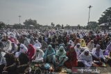 Warga mengikuti doa bersama atau Istighosah Akbar di Alun-alun Ciamis, Kabupaten Ciamis, Jawa Barat, Jumat (13/3/2020). Doa bersama yang diselenggarakan Pemeritah Kabupaten Ciamis untuk keselamatan bangsa agar terhindar dari penyebaran virus Corona (COVID-19) dan mendoakan pasien yang positif terjangkit virus tersebut bisa disembuhkan. ANTARA JABAR/Adeng Bustomi/agr